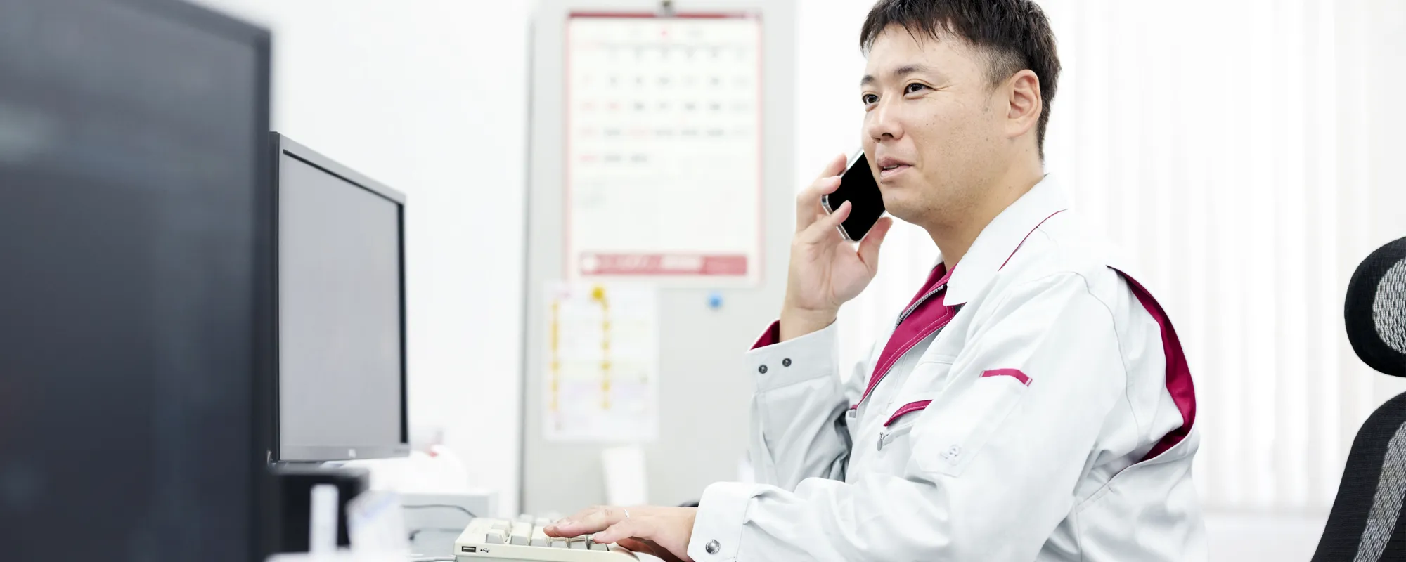 電話対応をするスタッフの写真