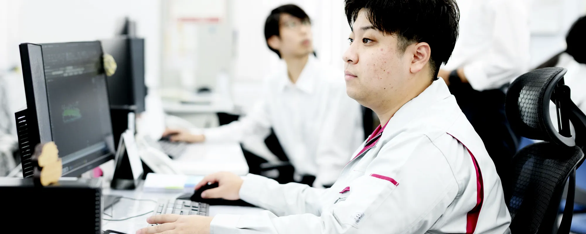 パソコンで作業をするスタッフの写真