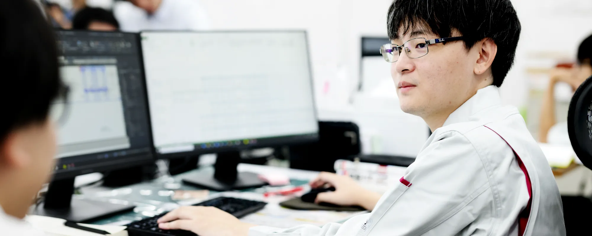 パソコンで作業をするスタッフの写真